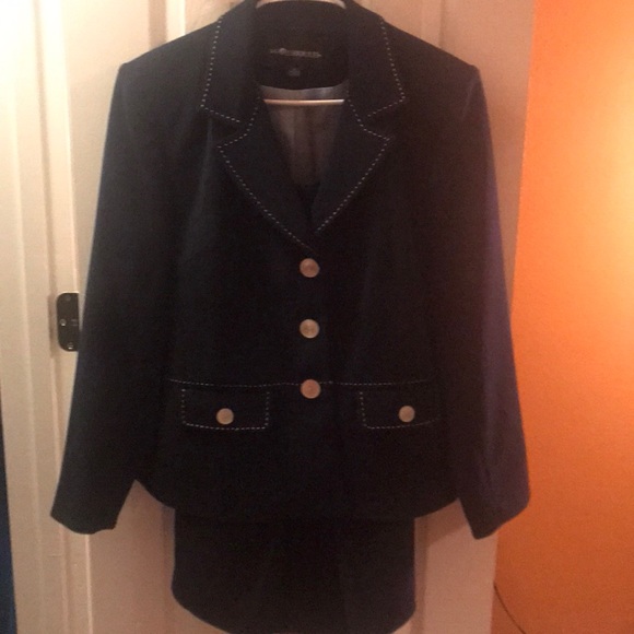 Sag Harbor Navy Blue Executive 2 Piece Suit - Picture 1 of 2